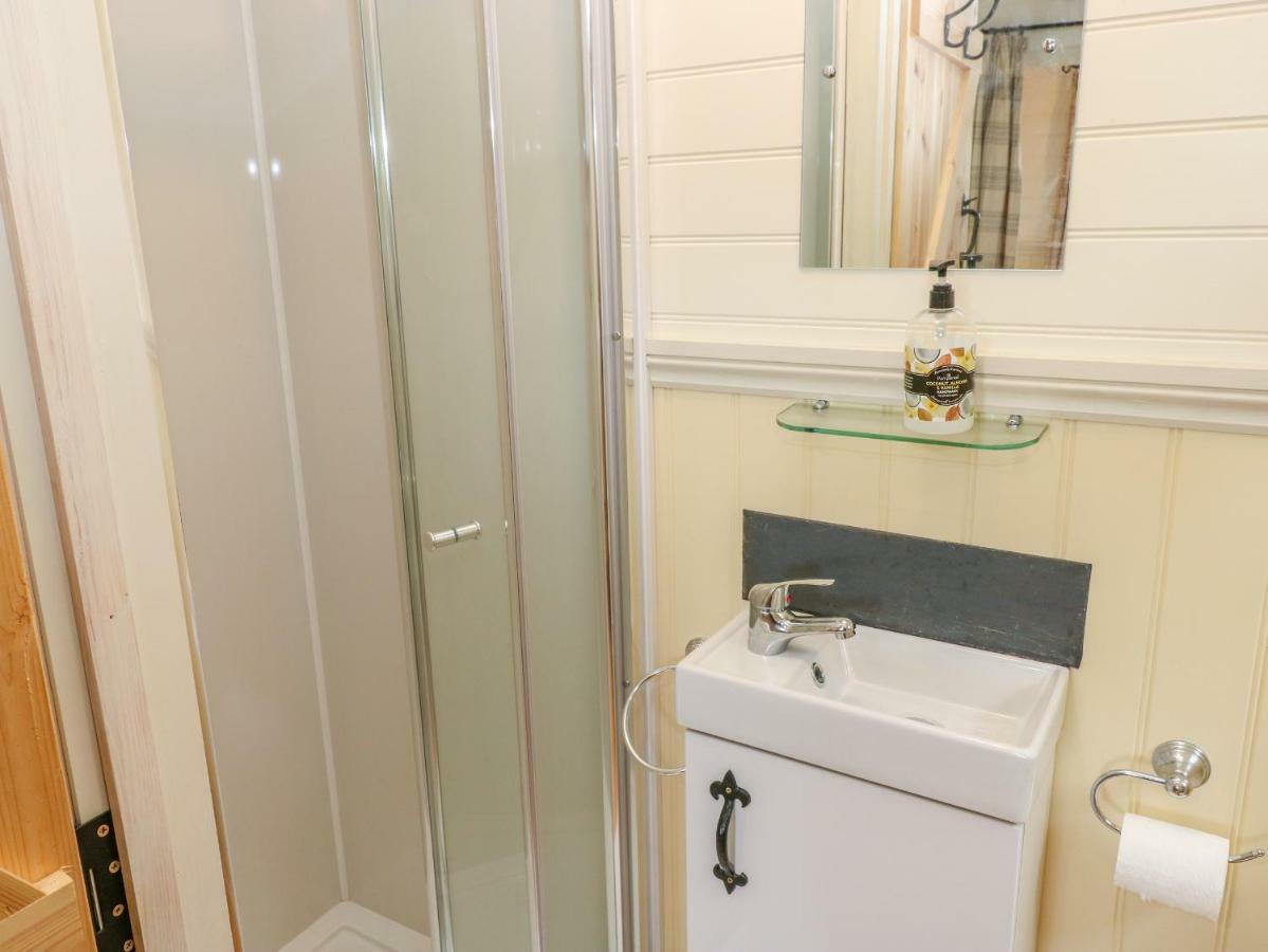 Shepherds Hut - The Crook Milford Haven Extérieur photo
