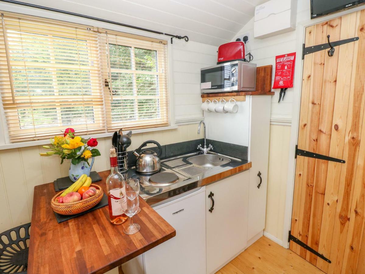 Shepherds Hut - The Crook Milford Haven Extérieur photo