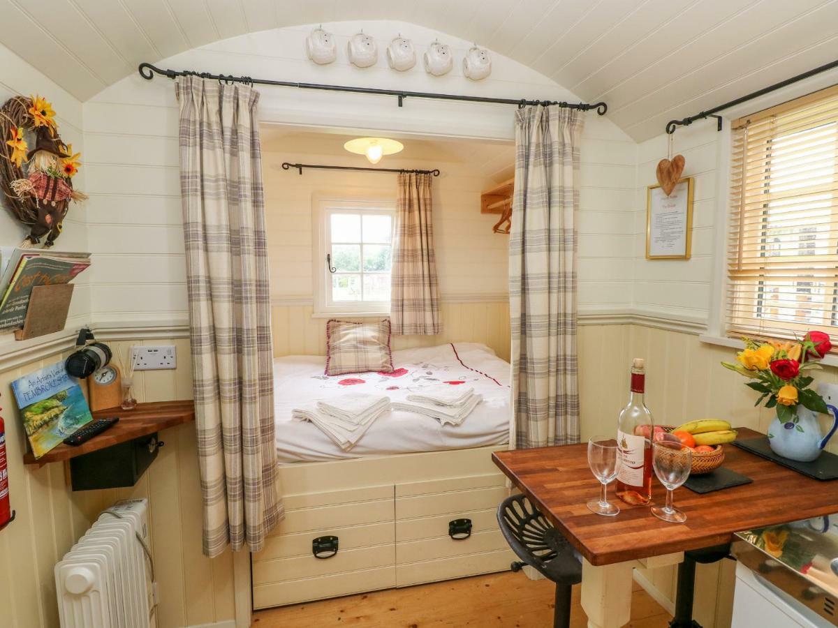 Shepherds Hut - The Crook Milford Haven Extérieur photo