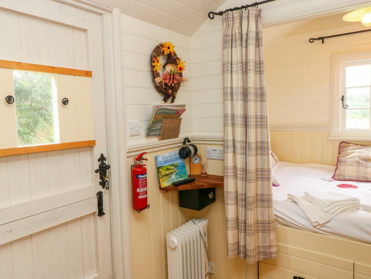 Shepherds Hut - The Crook Milford Haven Extérieur photo